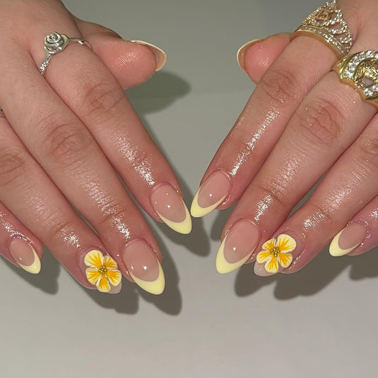16 Cute Flower Nail Ideas to Copy Now