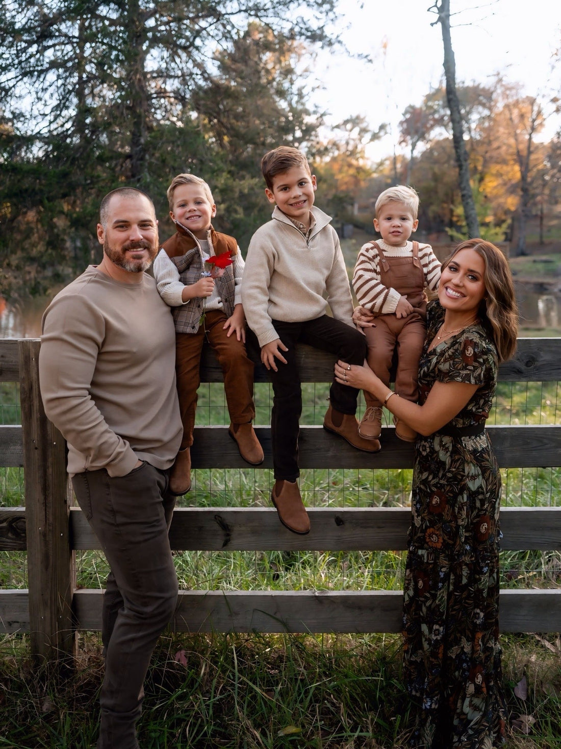 15 Timeless Fall Family Photo Outfits 2026
