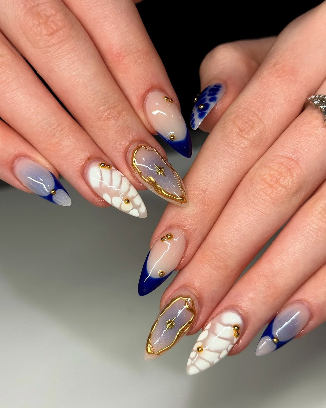 13 Glam Navy and Gold Nail Ideas to Screenshot Now