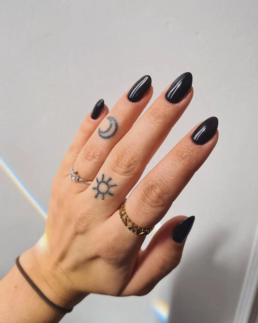 15 Minimal Simple Black Nail Ideas 2026