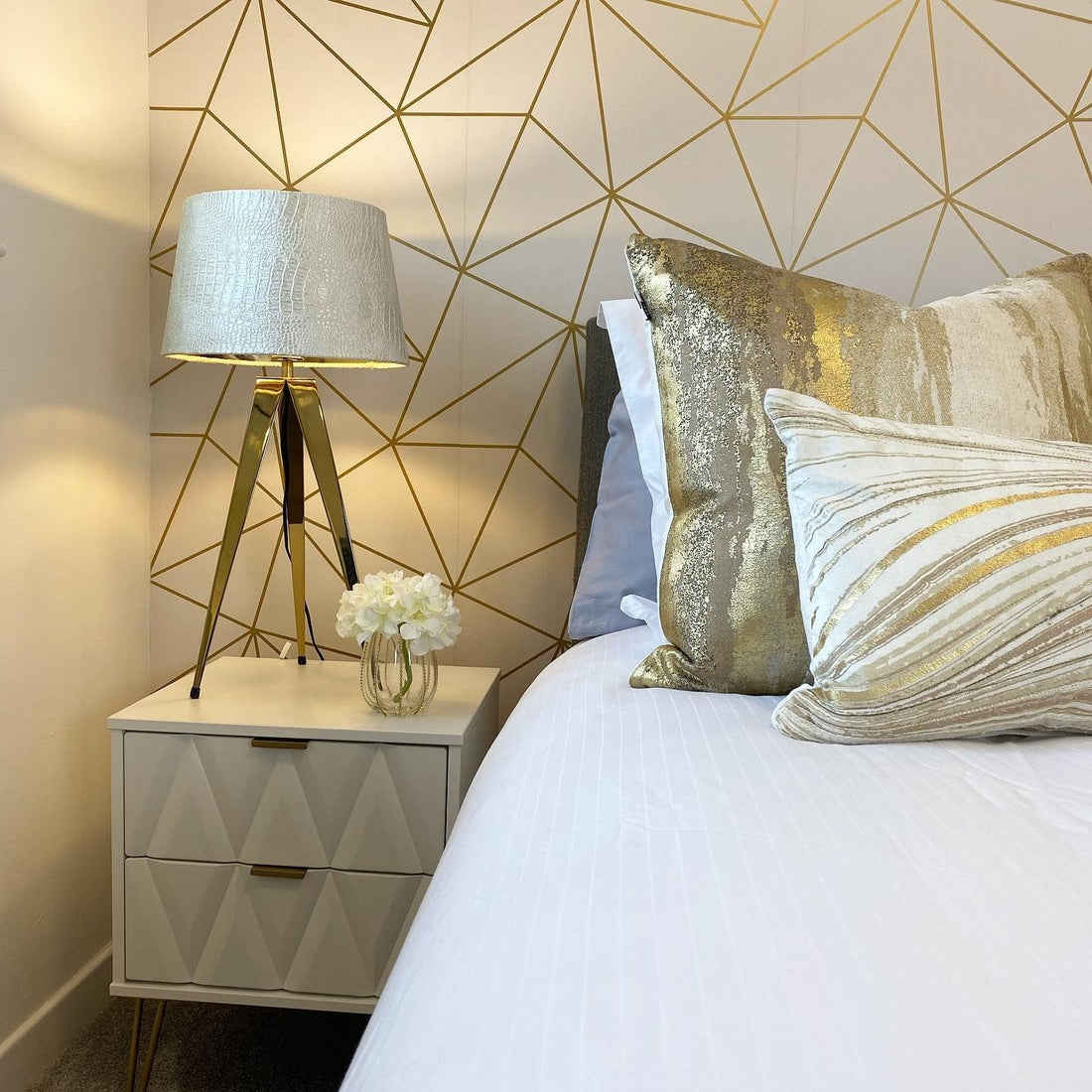 15 Elegant Gold Accents Bedroom Ideas