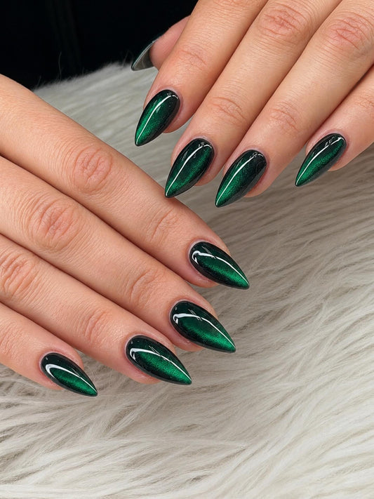15 Irresistible Emerald Nail Ideas