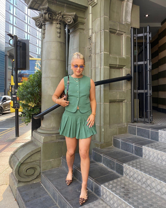 15 Fresh Vest Outfits for Women 2026