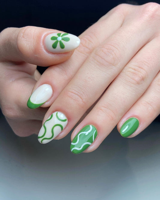15 Playful Squiggly Nail Ideas