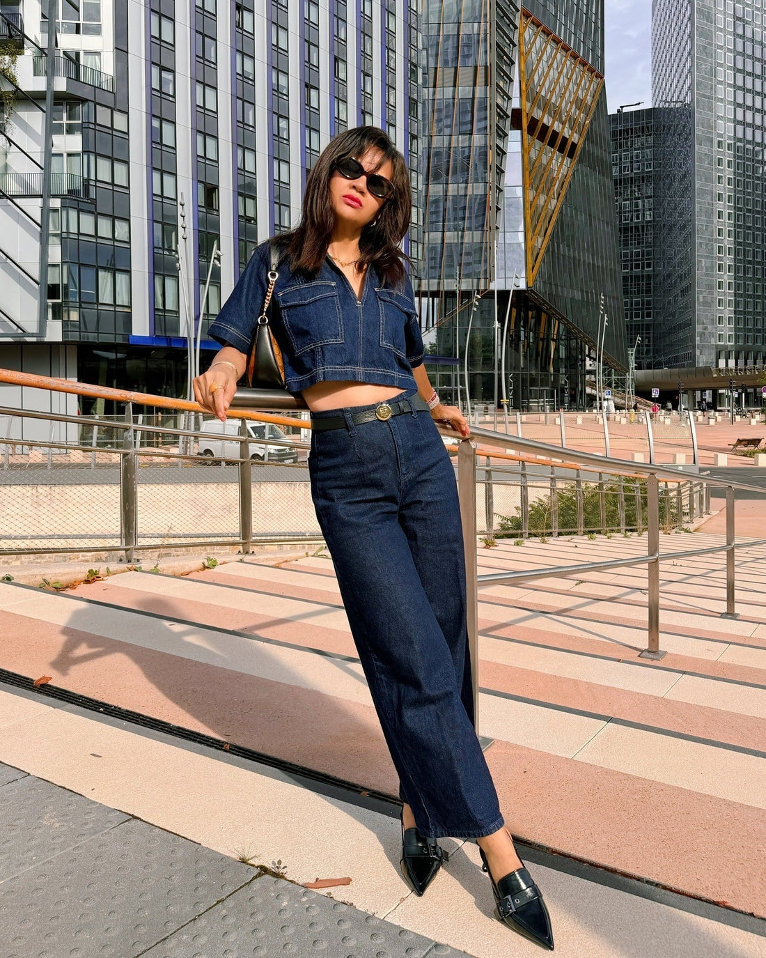 15 Fashion-Forward Outfits with Dark Blue Jeans 2025