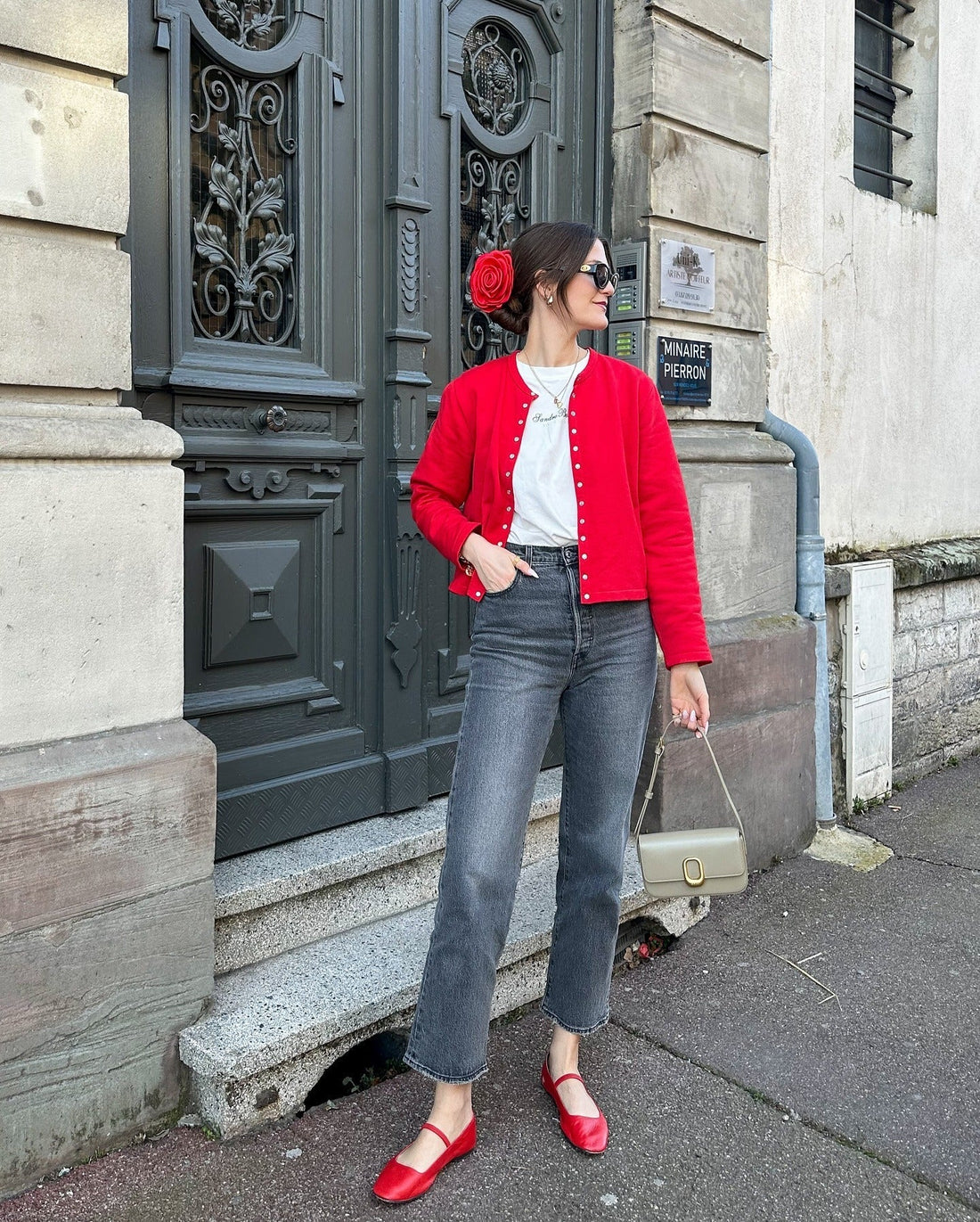 15 Modern Outfits with Grey Jeans