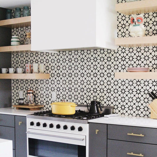 13 Minimalist Black and White Kitchen Backsplash Ideas