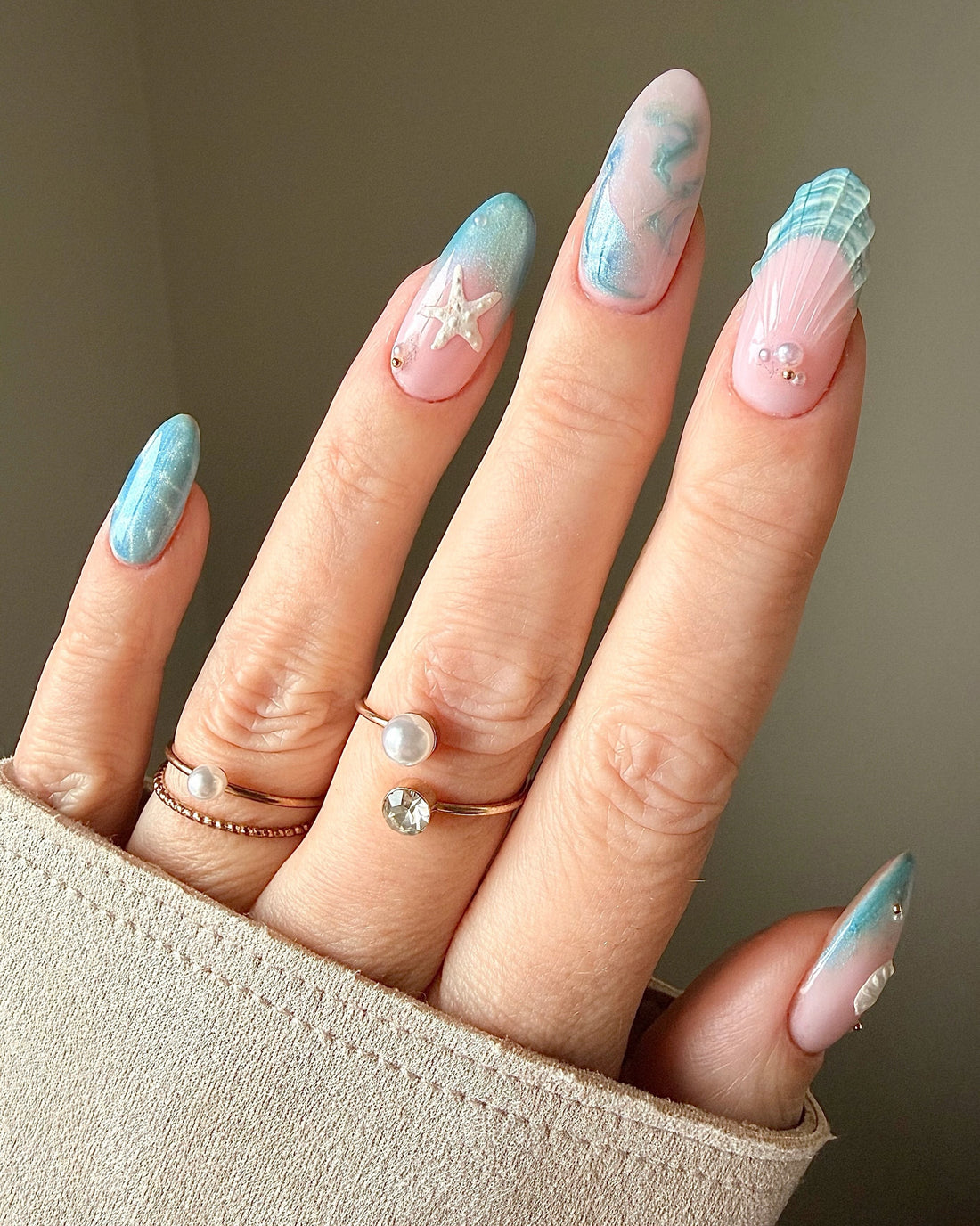18 Dreamy Shell Nail Ideas