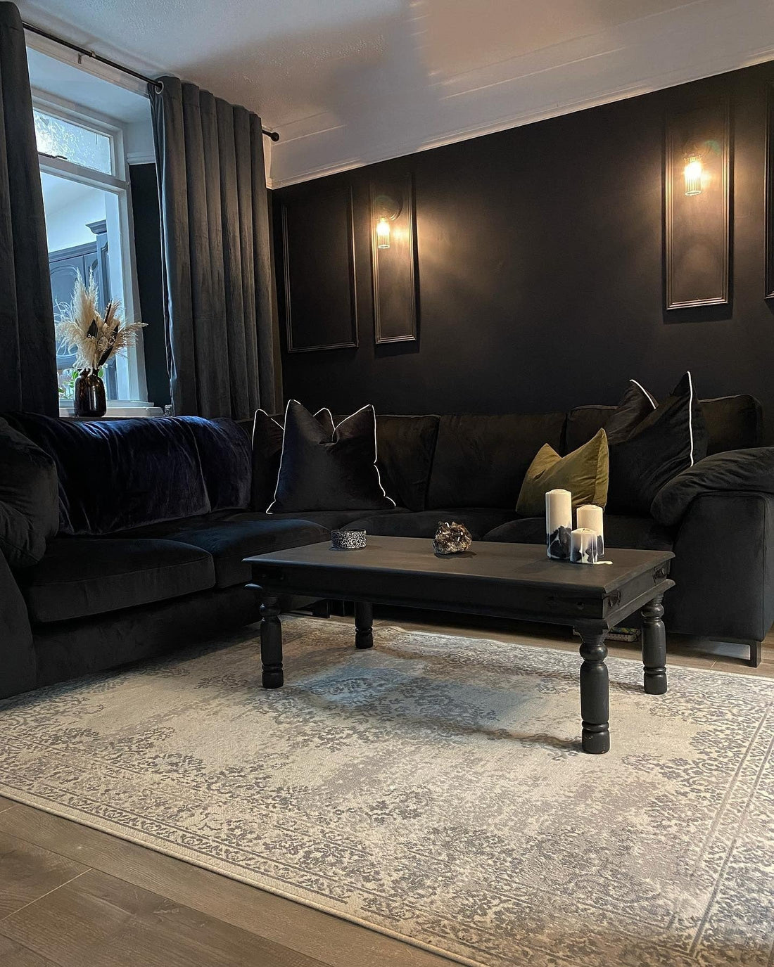 13 Timeless Black Wall Living Room Ideas