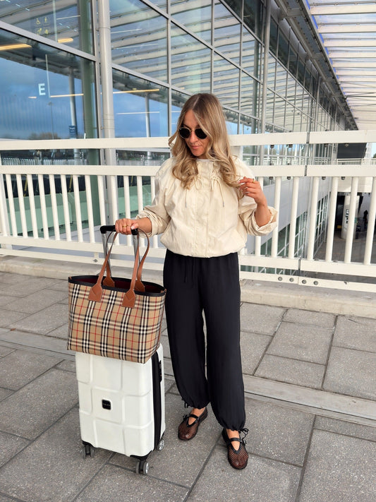 13 Simple Travel Outfits for Women 2026