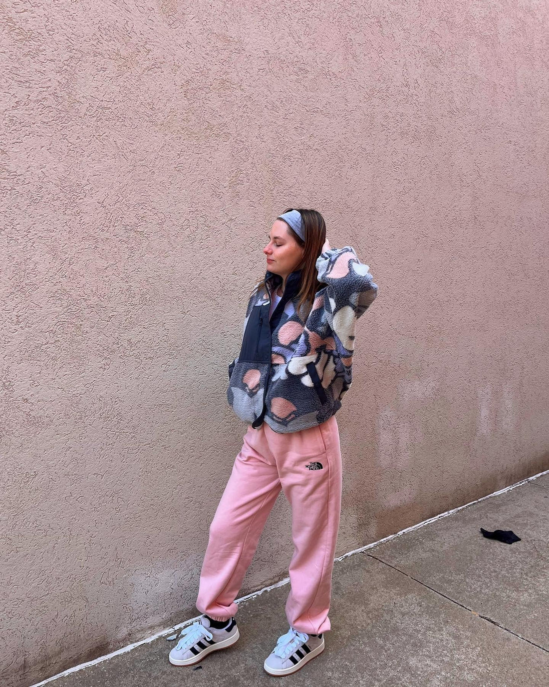 13 Cozy Outfits with Sweatpants That Still Look Styled 2026