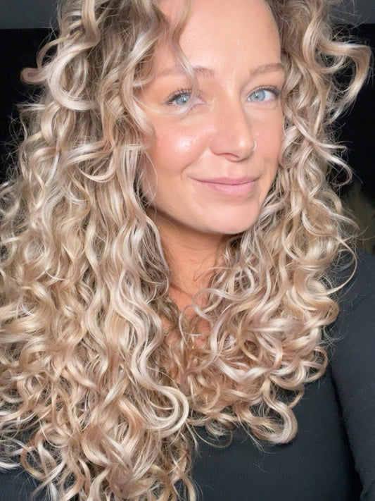 13 Effortless Messy Curly Hair Trends