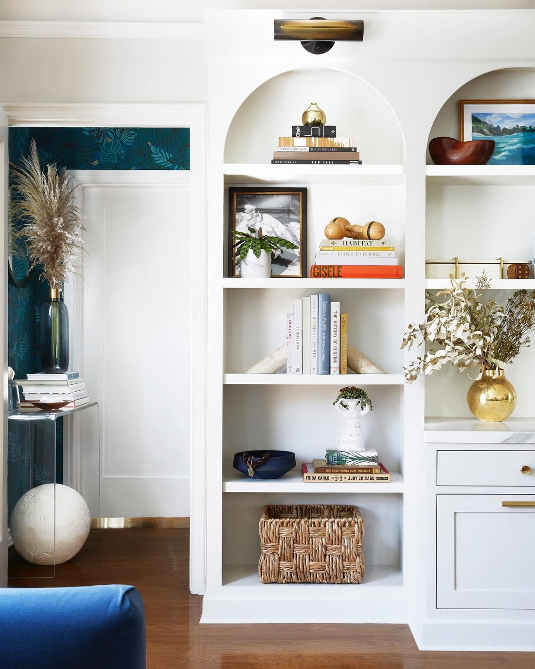14 Simple Yet Stylish Living Room Shelf Ideas