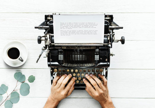 Free Aerial View Of A Man Typing On A Retro Typewriter Psd