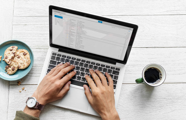 Free Aerial View Of A Man Using Computer Laptop On Wooden Table Psd