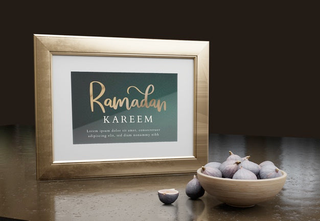 Free Arrangement With Ramadan Kareem Frame And Figs Psd