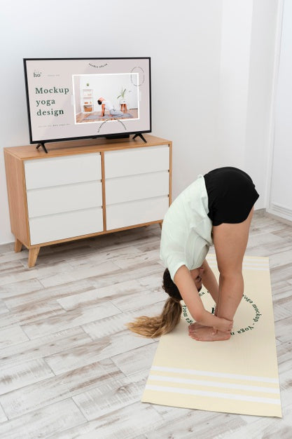 Free Athletic Woman Doing Yoga At Home Psd