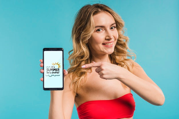 Free Attractive Woman Presenting Smartphone Mockup Psd