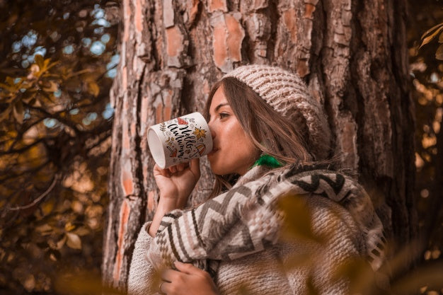 Free Autumn Concept With Woman Holding Mug Psd