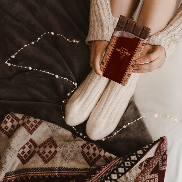 Free Autumn Mockup With Woman On Bed Psd