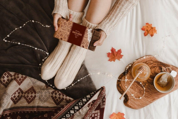 Free Autumn Mockup With Woman On Bed Psd