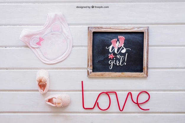 Free Baby Girl Mockup With Slate Psd