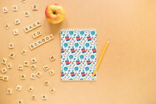 Free Back To School Composition With Paper Cover Psd