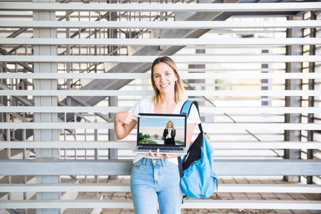 Free Back To School Concept With Girl Presenting Laptop Psd