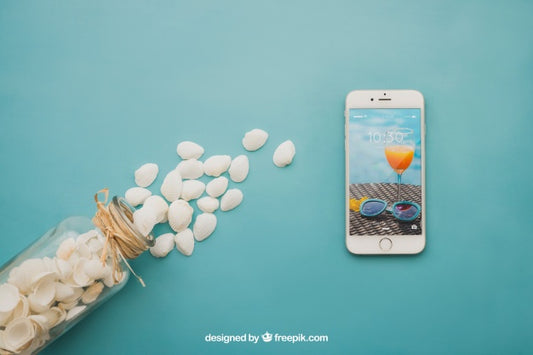 Free Beach Concept With Smartphone Psd