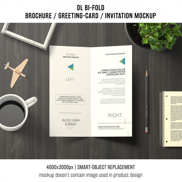 Free Bi-Fold Brochure Or Invitation Mockup With Still Life Concept Psd