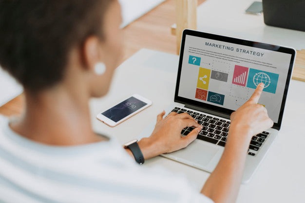 Free Black Lady Working On A Laptop In Her Office Psd