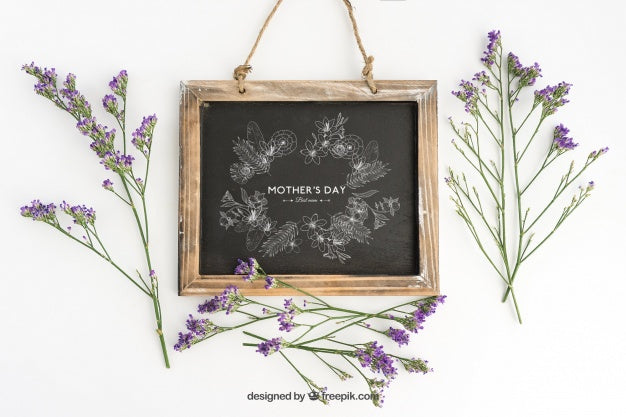 Free Blackboard Mockup Design With Flowers Psd