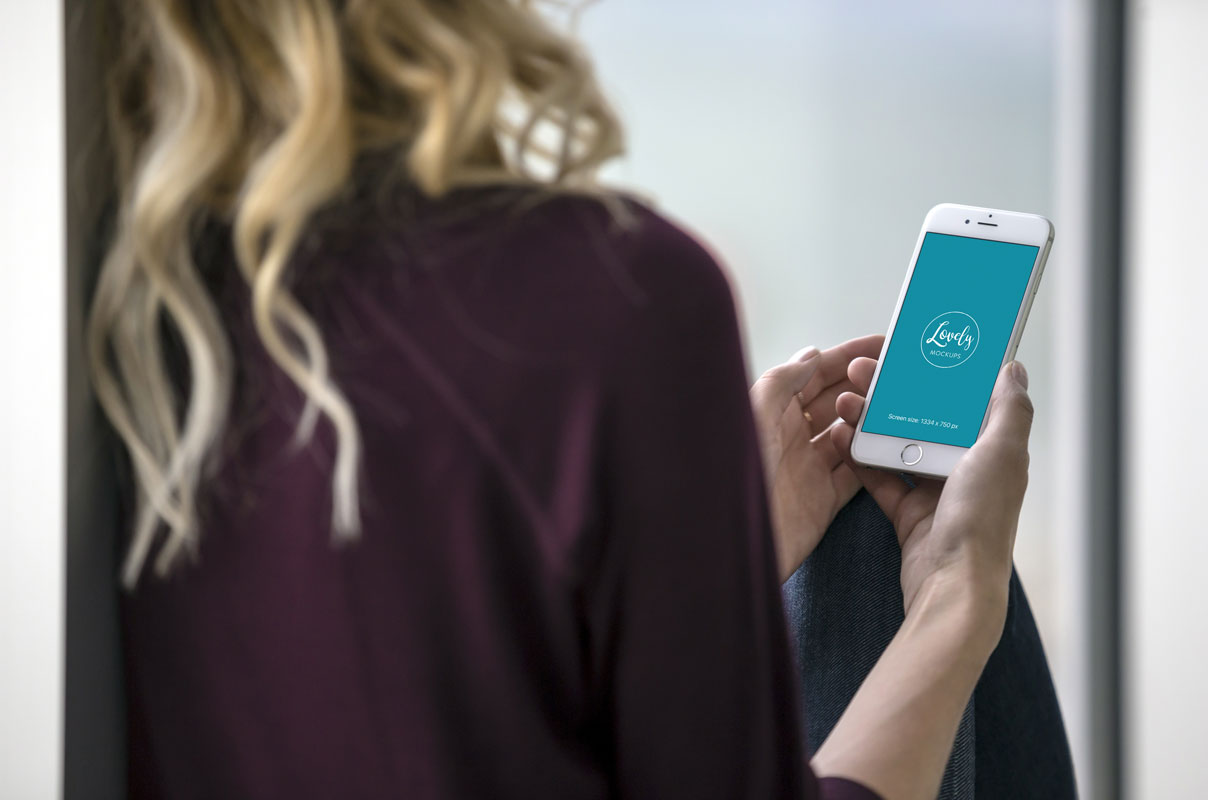 Free Blond Woman Holding a White iPhone 7 PSD Mockups