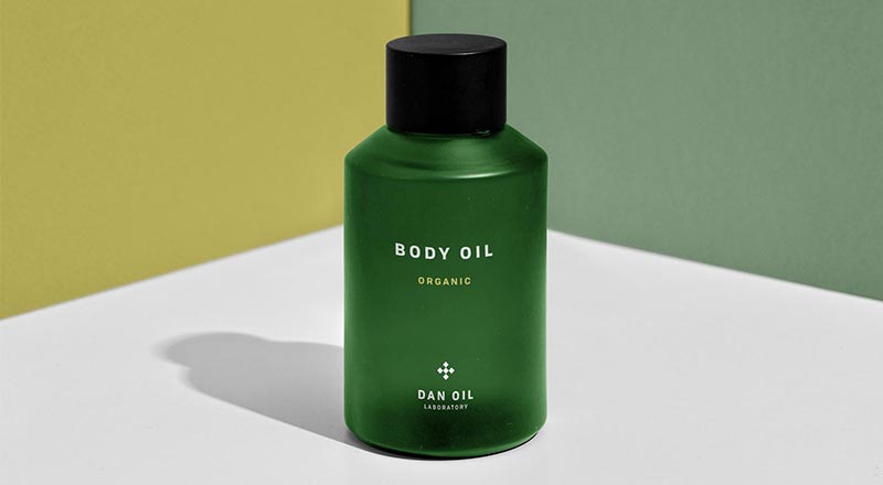 Free Body Oil Bottle Mockup Psd