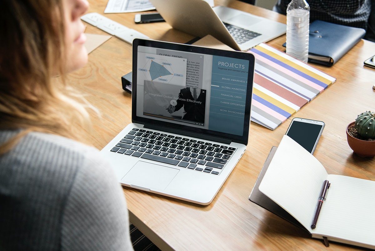 Free Business People Working On A Laptop