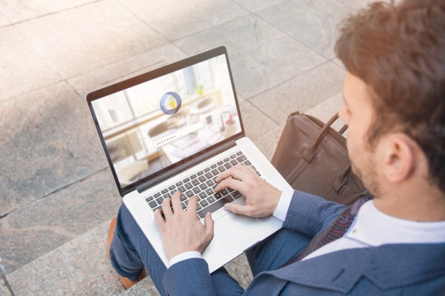 Free Businessman Using Laptop Mockup Psd