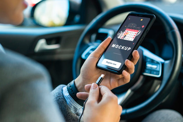 Free Businesswoman In Car Holding Phone Mockup Psd