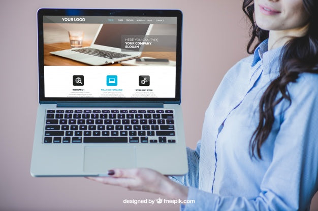 Free Businesswoman Presenting Laptop Psd