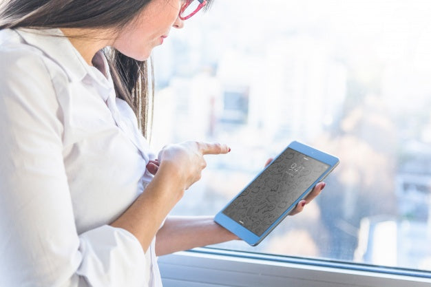 Free Businesswoman With Tablet In Front Of City Skyline Psd