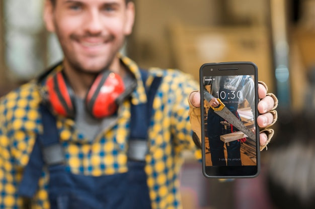 Free Carpenter Holding Smartphone Mockup Psd