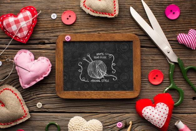 Free Chalkboard Mock-Up With Felt Hearts Psd