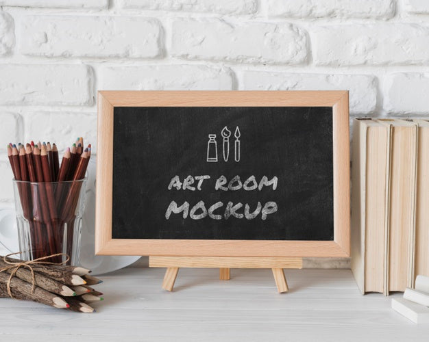 Free Chalkboard With Message On Desk Psd