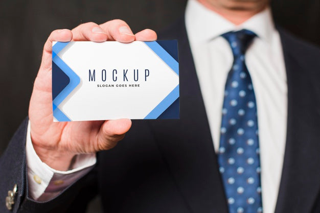 Free Close-Up Businessman Holding Business Card Psd