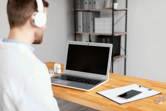 Free Close Up Doctor With Laptop And Headphones Psd