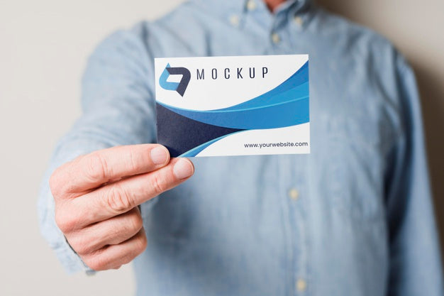 Free Close-Up Man Holding Business Card Psd