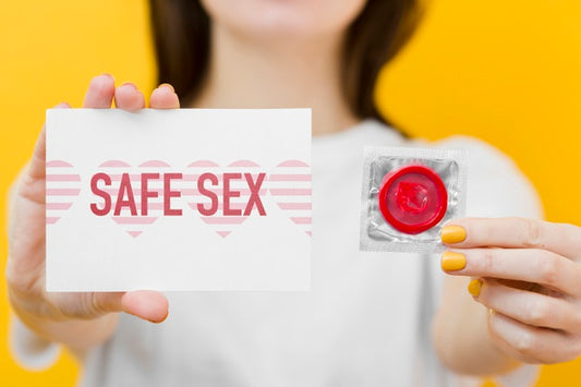 Free Close-Up Woman Holding Condom Psd