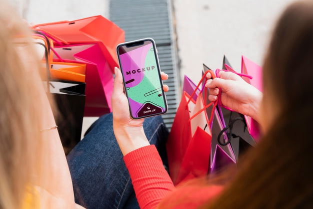 Free Close-Up Woman Holding Smartphone Psd