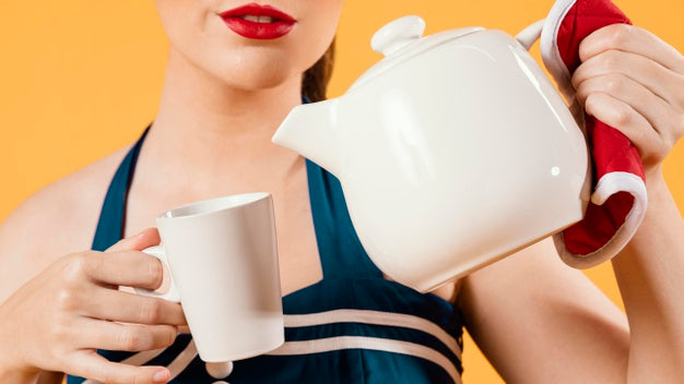 Free Close Up Woman Holding Tea Pot Psd