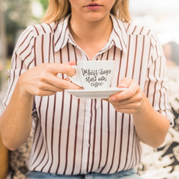 Free Coffee Cup Mockup With Woman Psd