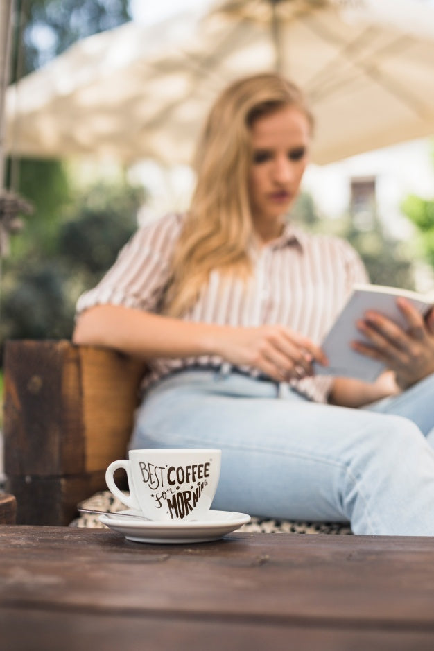 Free Coffee Cup Mockup With Woman Psd